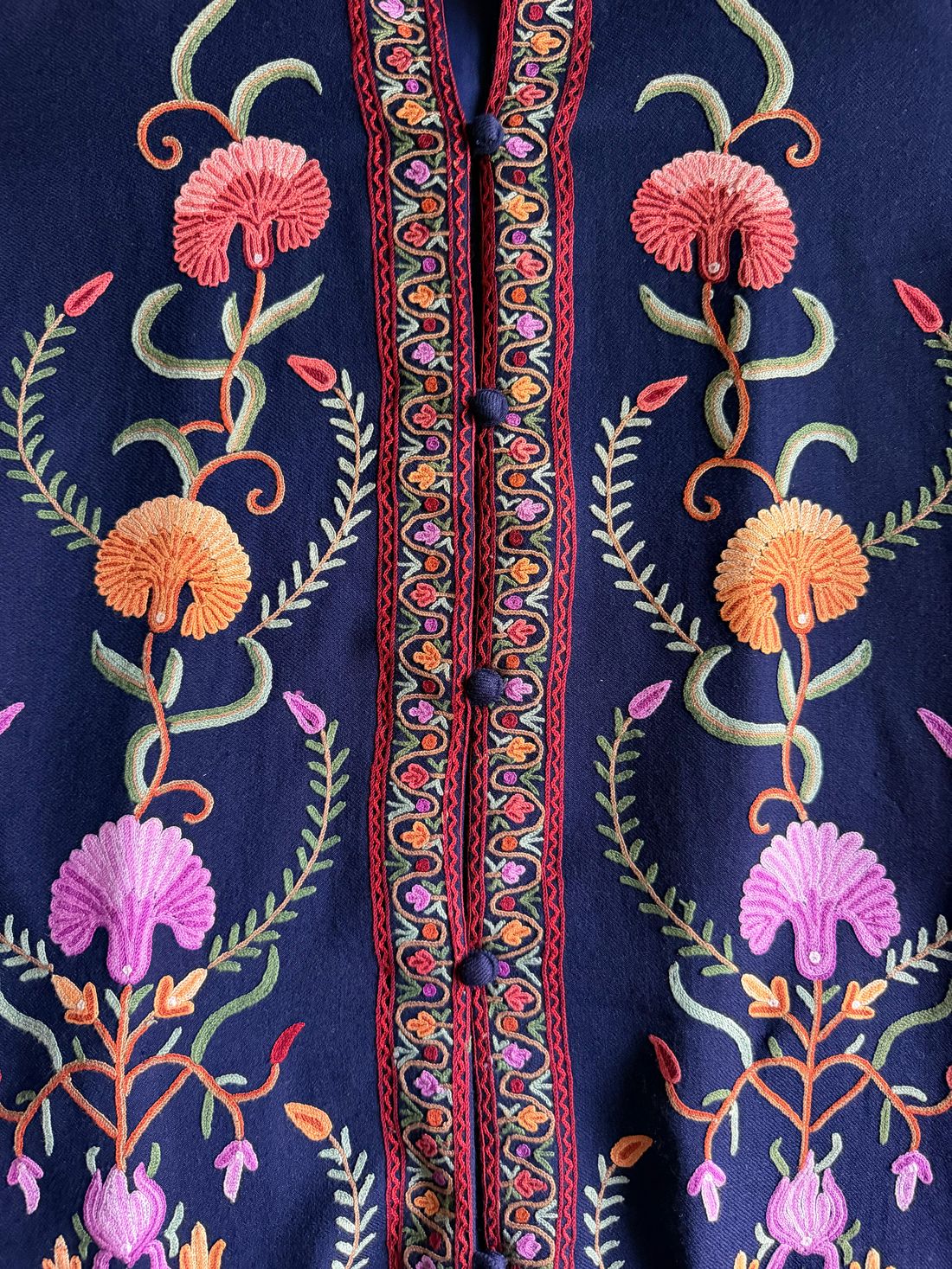 Abrigo de lana azul con bordado floral