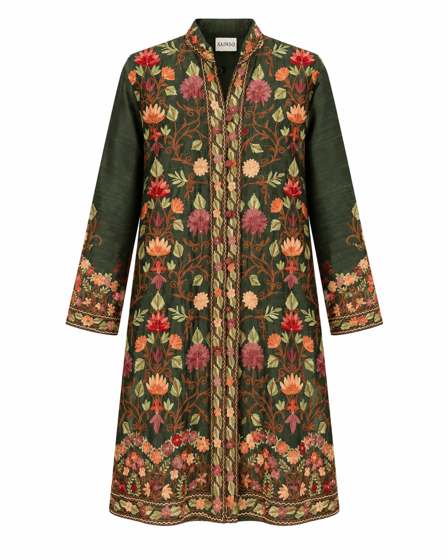 Abrigo de seda verde con bordado floral
