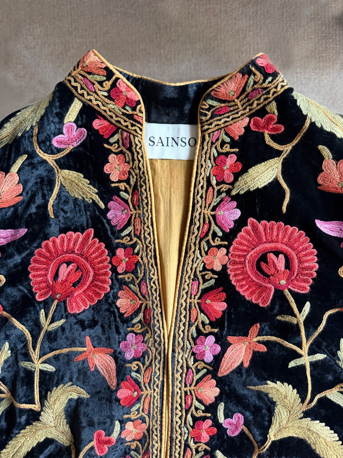 Abrigo de terciopelo negro con bordado floral, talla S