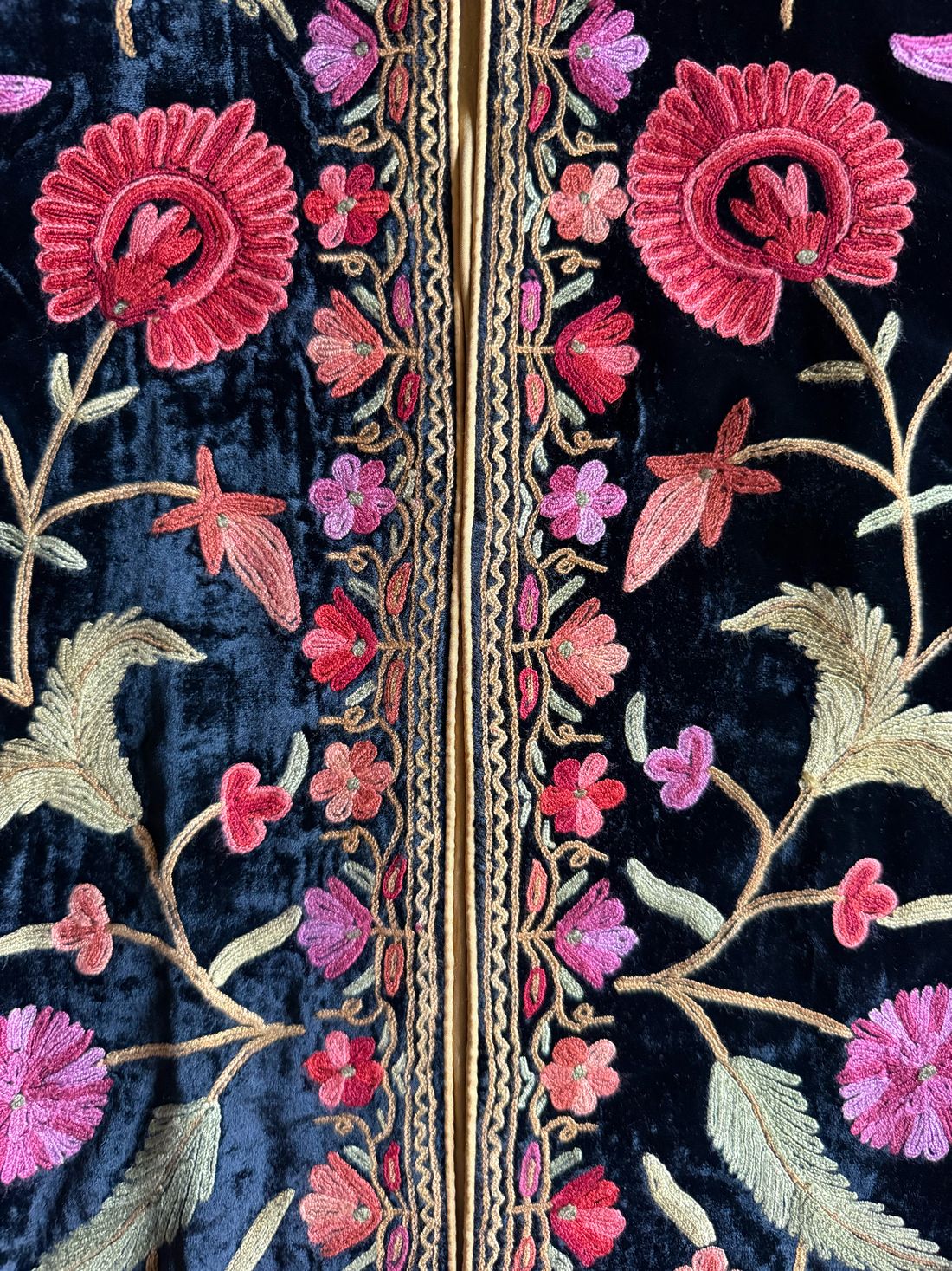 Abrigo de terciopelo negro con bordado floral, talla S
