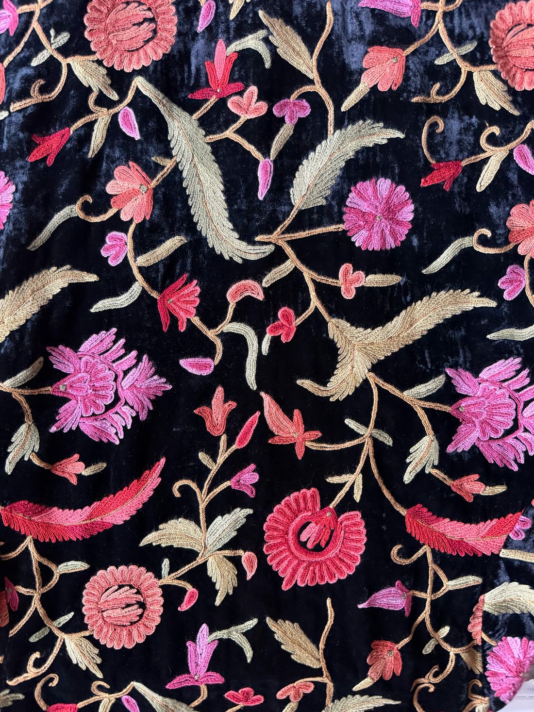 Abrigo de terciopelo negro con bordado floral, talla S
