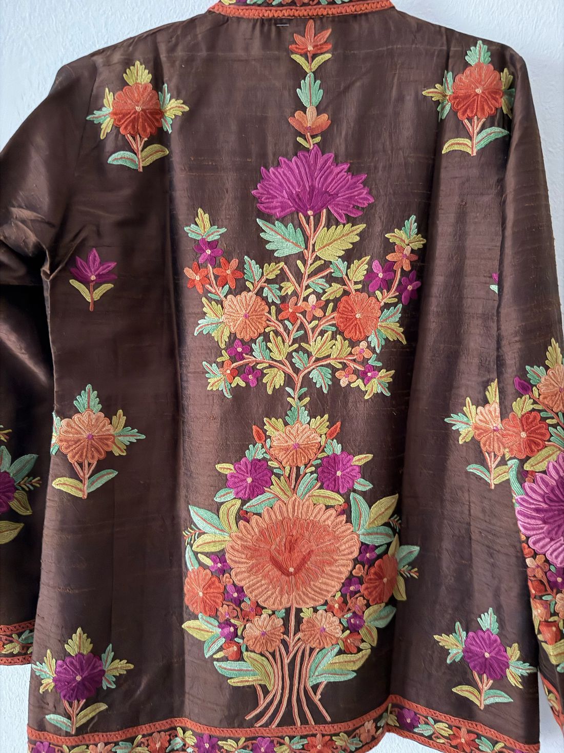Chaqueta de seda marrón con flores