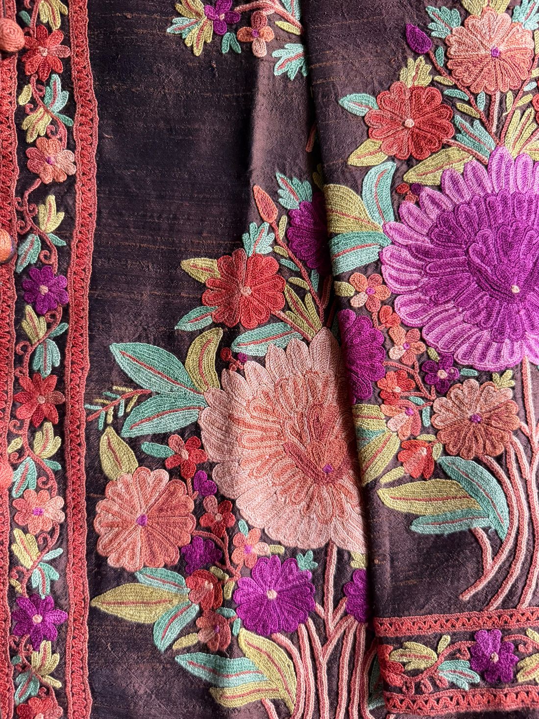 Chaqueta de seda marrón con flores