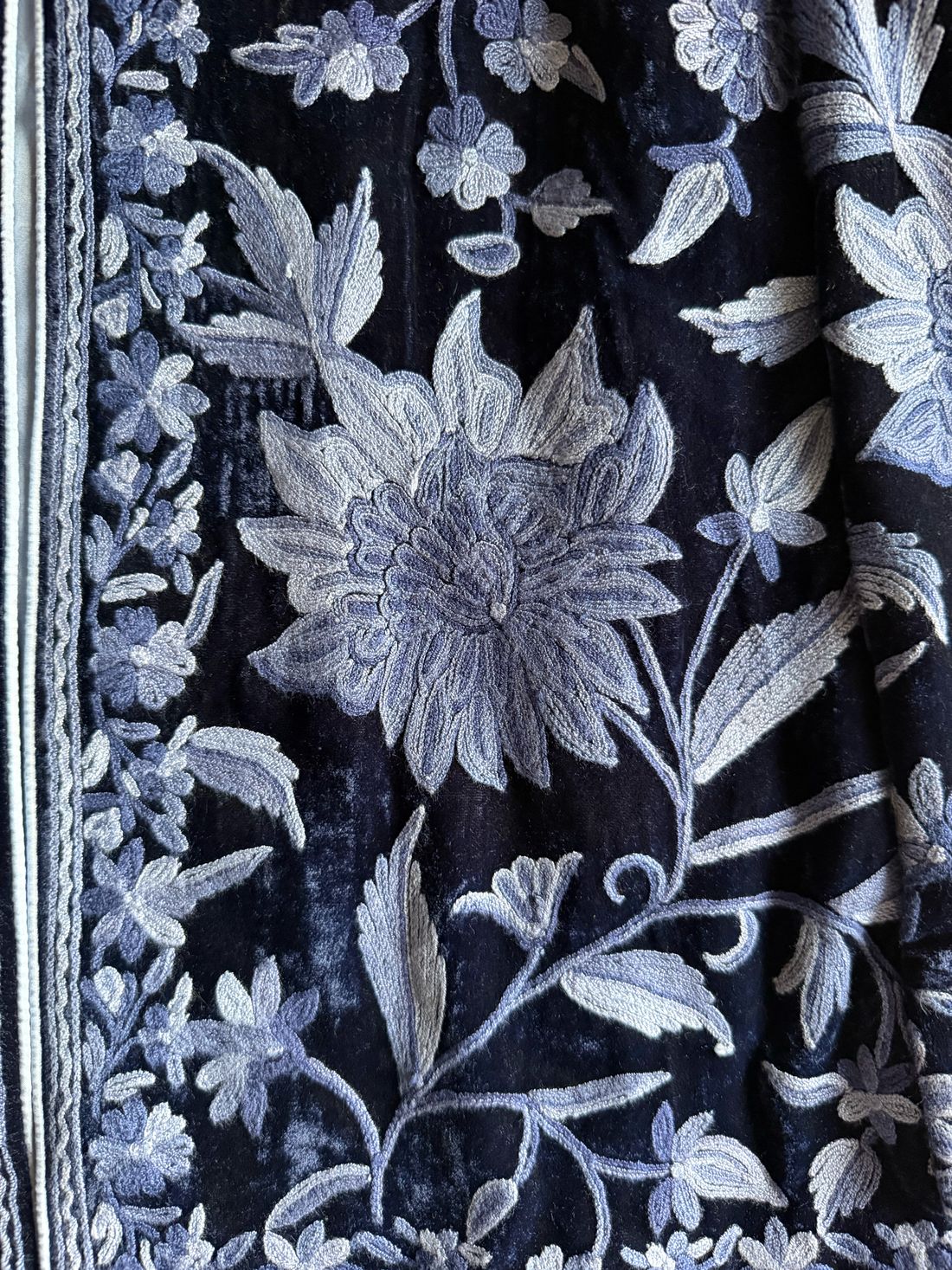 Chaqueta de terciopelo azul con bordado celeste