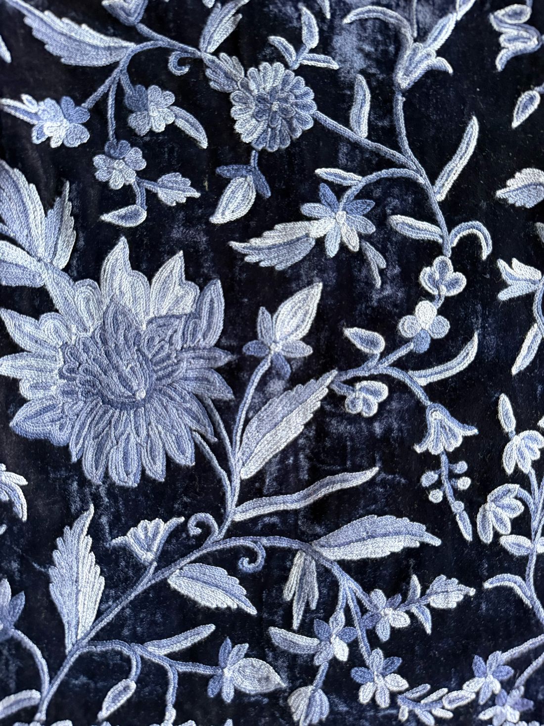 Chaqueta de terciopelo azul con bordado celeste