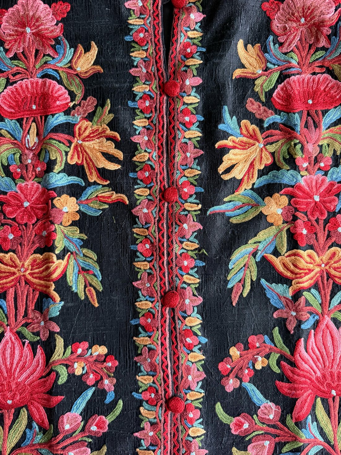 Chaqueta negra con bordado multicolor