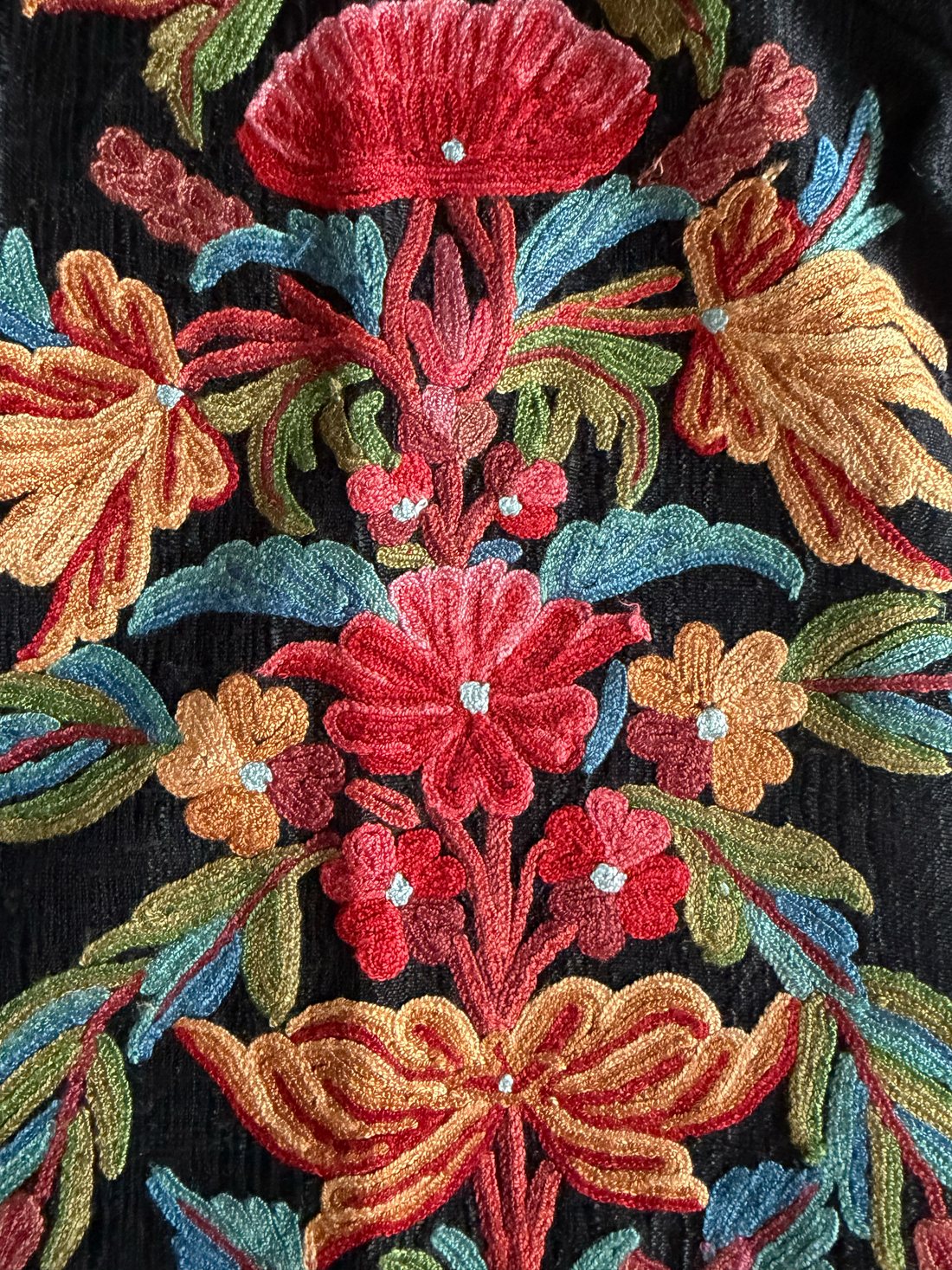 Chaqueta negra con bordado multicolor