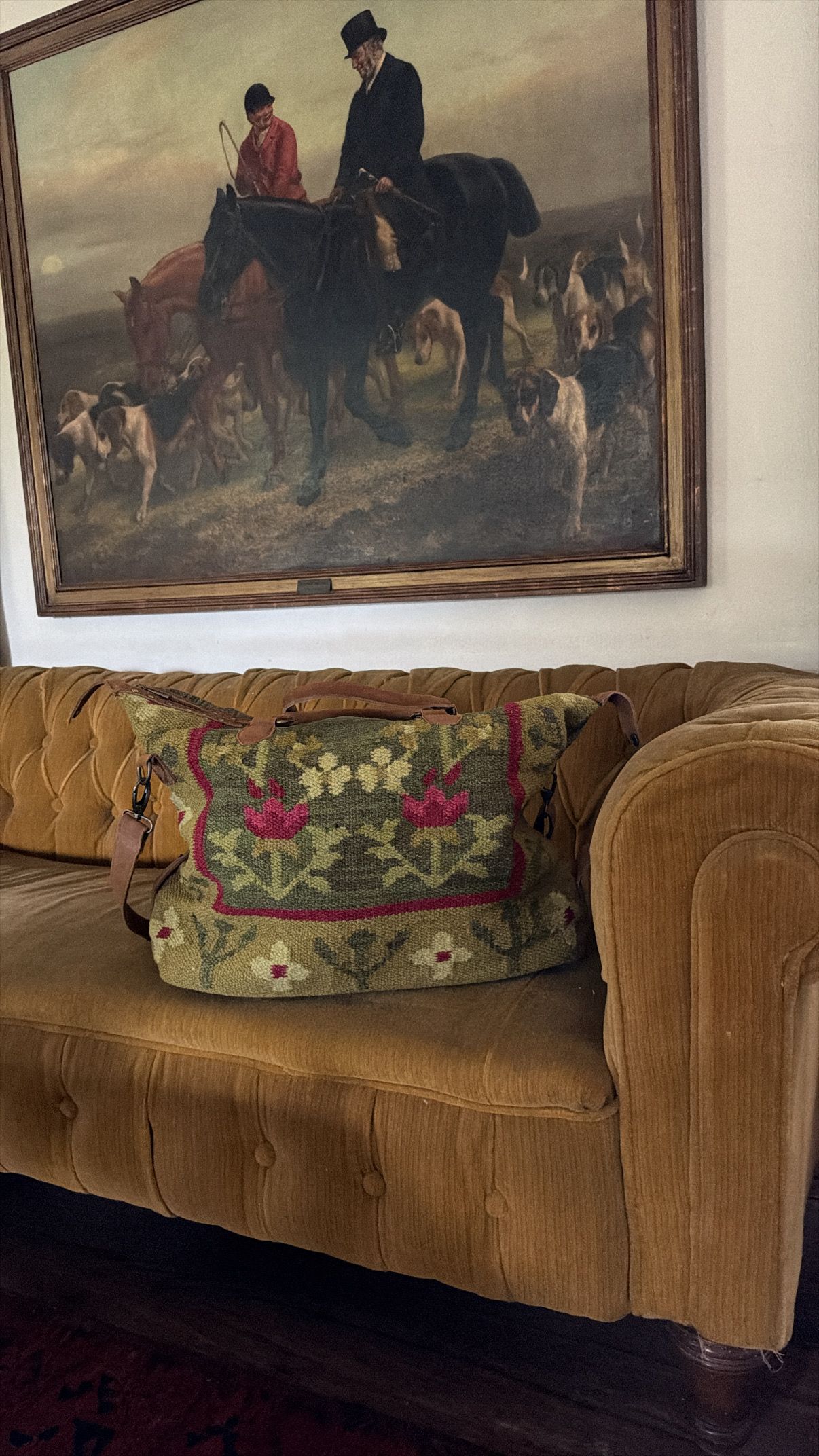 Bolsa de viaje de kilim sobre un sillón