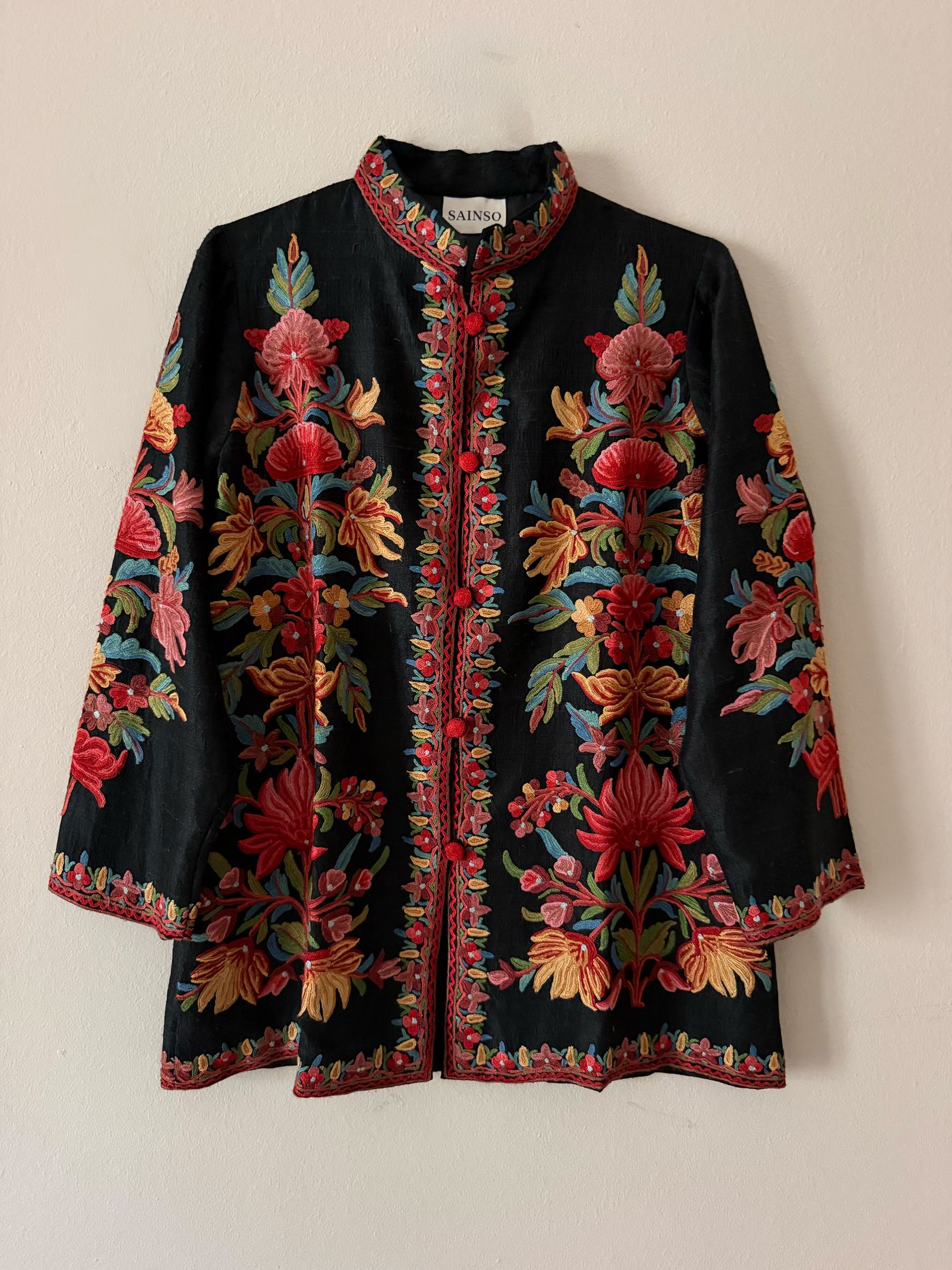 Chaqueta negra con bordado floral multicolor